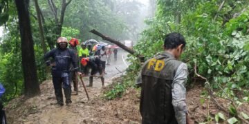 টানা বর্ষণে পাহাড় ধস কাপ্তাই-চট্টগ্রাম সড়কে যান চলাচল বন্ধ