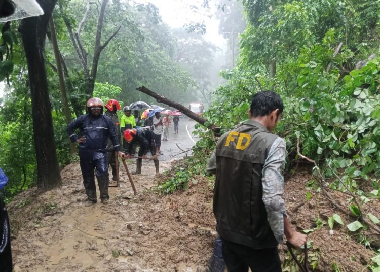 টানা বর্ষণে পাহাড় ধস কাপ্তাই-চট্টগ্রাম সড়কে যান চলাচল বন্ধ