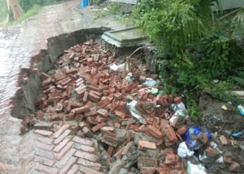 টানা বৃষ্টিতে ফরিদপুরের চরভদ্রাসনে জনদুর্ভোগ