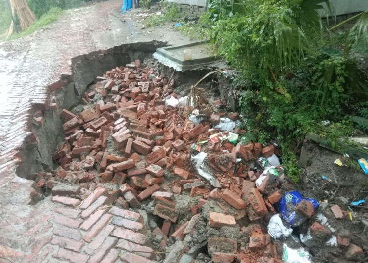 টানা বৃষ্টিতে ফরিদপুরের চরভদ্রাসনে জনদুর্ভোগ