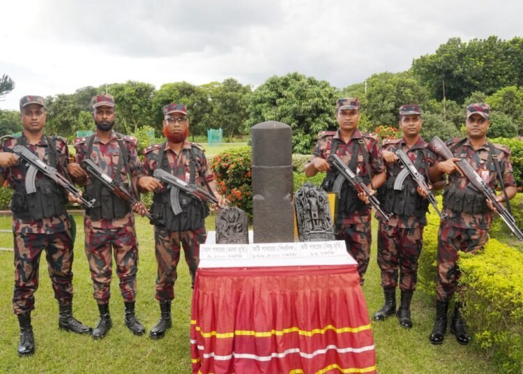 দিনাজপুর ৪২ বিজিবি উদ্ধার হওয়া উদ্ধারকৃত শিবলিঙ্গর ছবি।