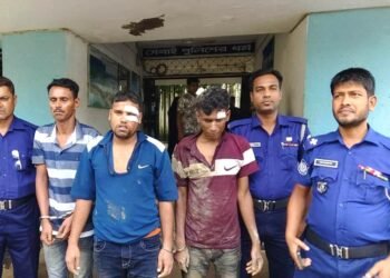 নেত্রকোনার দুর্গাপুরে ডিবি পরিচয়ে ডাকাতি, আটক ৩