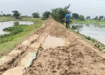 দোয়ারাবাজারে ৬০০ ফুট কাঁচা সড়কে চরম দুর্ভোগ