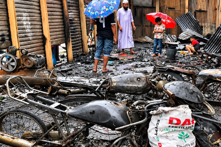 দৌলতপুরে আগুনে ৭ দোকান পুড়ে ছাই