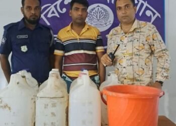 নওগাঁয় অভিযানে চোলাই মদ এবং উপকরণাদী উদ্ধার, আটক  ১