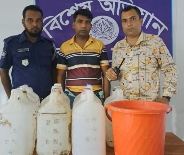 নওগাঁয় অভিযানে চোলাই মদ এবং উপকরণাদী উদ্ধার, আটক ১