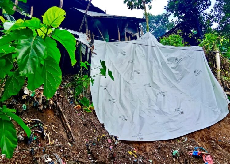 নিদ্রাহীন রাত কাপ্তাইবাসীর রিটার্নিং ওয়াল না থাকায় সড়ক ও বসতভিটা ধসের মুখে