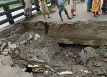 নীলফামারীতে টানা বৃষ্টিতে সেতুর সংযোগ সড়ক ধস, দুর্ভোগে ২০ হাজার মানুষ