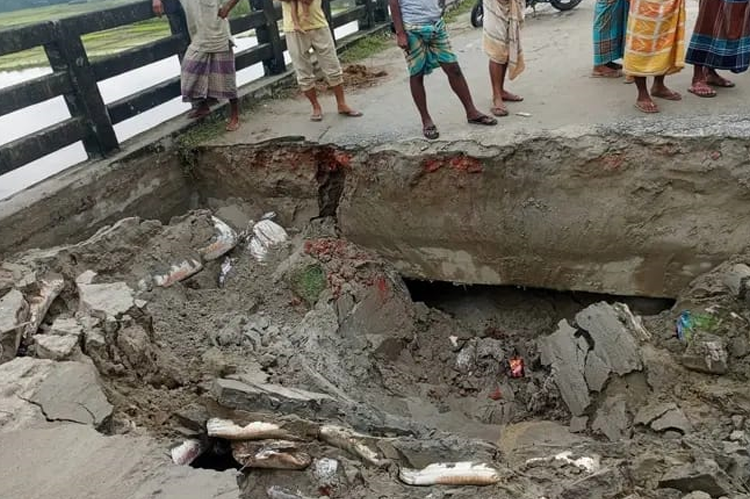 নীলফামারীতে টানা বৃষ্টিতে সেতুর সংযোগ সড়ক ধস, দুর্ভোগে ২০ হাজার মানুষ