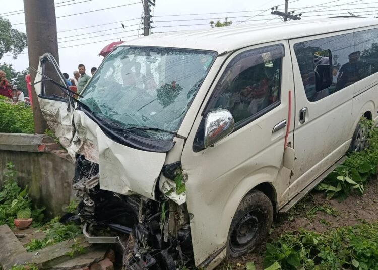 নীলফামারীতে সড়ক দুর্ঘটনায় নিহত ২, বর কনে সহ আহত ১২