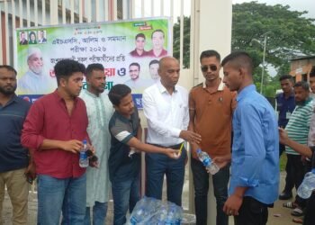 পরীক্ষার্থীদের উৎসাহ দিতে বাউফলে ছাত্রদলের শিক্ষা উপকরণ ও বিশুদ্ধ পানি বিতরণ
