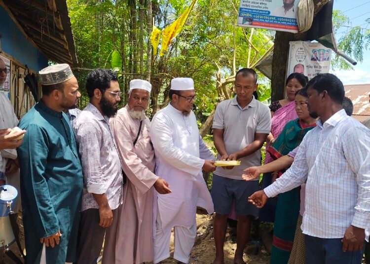 পাহাড় ধসে নিহত পরিবারকে জামায়াতের আমীরের পক্ষে আর্থিক সহায়তা