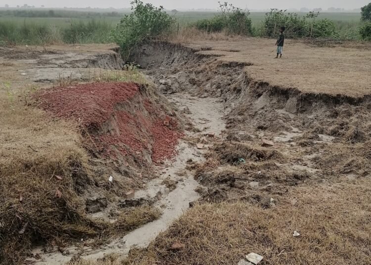 ফরিদপুরে টানা বৃষ্টিতে ভেঙে গেছে চর কল্যাণপুর বিদ্যালয়ের মাঠ
