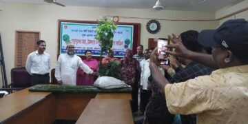 ফুলবাড়ীতে কৃষকদের মাঝে বিনামূল্যে গাছের চারা, সবজি বীজ ও সার বিতরণ