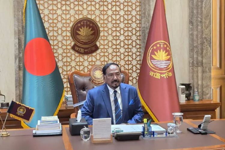 বঙ্গভবনে প্রথম কর্মদিবস শুরু করলেন ভারপ্রাপ্ত রাষ্ট্রপতি