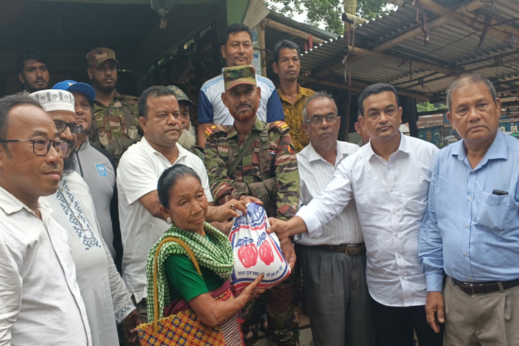 বন্যায় ক্ষতিগ্রস্ত ২৫০ পরিবারের সহায়তায় মাটিরাঙ্গা সেনা জোন
