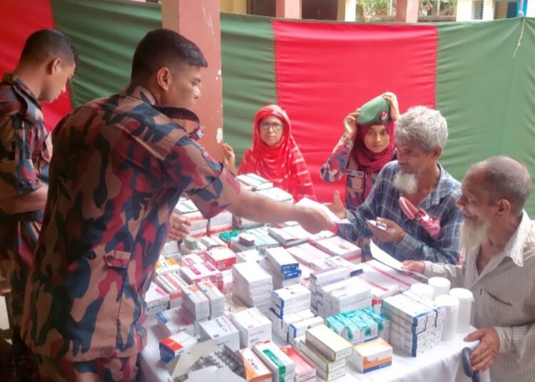 বন্যার্তদের পাশে বিজিবির মানবিক সহায়তা