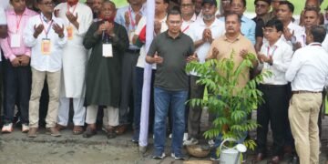 বরিশালে পৌঁছে গৌরনদীতে বৃক্ষরোপণ কর্মসূচির উদ্বোধন করলেন প্রধানমন্ত্রী