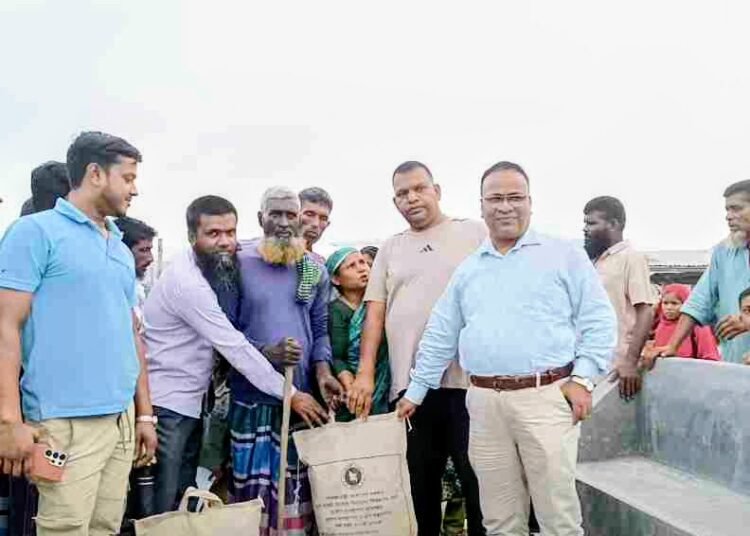বাংলা এফএমে সংবাদ প্রকাশের পর চরভদ্রাসনে ত্রাণ বিতরণ, আরও সহায়তার দাবি