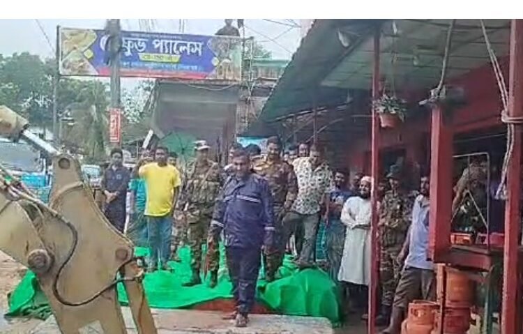 বাঙ্গালহালিয়ায় সেনাবাহিনীর উদ্যােগে ড্রেন পরিস্কারে স্বস্তি ফিরেছে