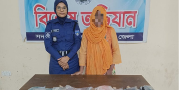 বান্দরবান বাসস্টেশনে পুলিশি অভিযানে মদসহ আটক এক নারী