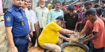 বান্দরবানে বন্যার্তদের মাঝে রান্না করা খাবার বিতরণ করলেন এমপি