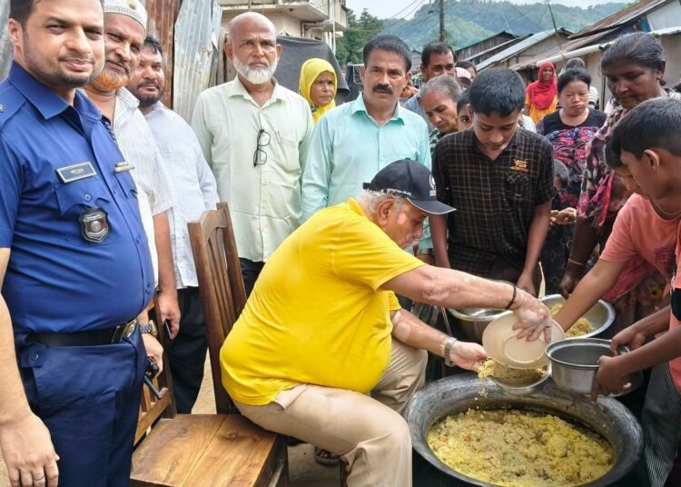 বান্দরবানে বন্যার্তদের মাঝে রান্না করা খাবার বিতরণ করলেন এমপি