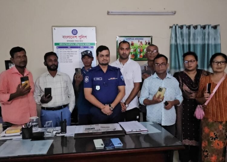 বান্দরবানে হারিয়ে যাওয়া ১০টি মোবাইল ফোন উদ্ধার করে প্রকৃত মালিকদের কাছে হস্তান্তর