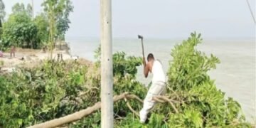 ব্রহ্মপুত্রের ভাঙনে মুহূর্তেই হারাল ২৫ পরিবারের ঠিকানা, আতঙ্কে তীরবর্তী মানুষ