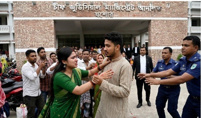 যশোরে আদালত চত্বরে প্রেমিকাকে জোর করে সিঁদুর পরালেন প্রেমিক