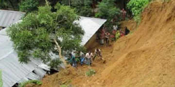 টানা বৃষ্টিতে রাঙামাটিতে ভয়াবহ পাহাড়ধস, খাগড়াছড়ির সঙ্গে সড়ক যোগাযোগ বন্ধ