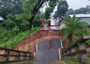 রাঙ্গামাটি-বান্দরবান সড়কে সেতু ধস দুই জেলার সরাসরি যোগাযোগ বিচ্ছিন্ন