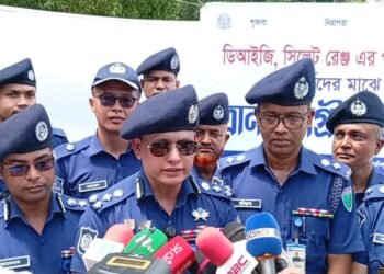 রাজনগরে বন্যাদুর্গত পরিবারের পাশে ডিআইজি জিল্লুর রহমান