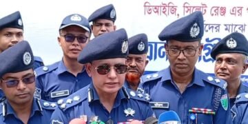 রাজনগরে বন্যাদুর্গত পরিবারের পাশে ডিআইজি জিল্লুর রহমান