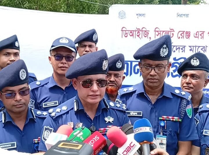 রাজনগরে বন্যাদুর্গত পরিবারের পাশে ডিআইজি জিল্লুর রহমান