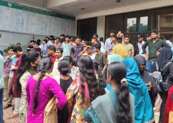 শিক্ষামন্ত্রীর পদত্যাগের দাবিতে রাজশাহী শিক্ষা বোর্ড ঘেরাও, সড়ক অবরোধ