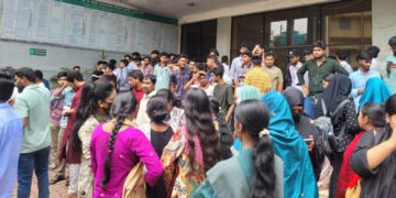 শিক্ষামন্ত্রীর পদত্যাগের দাবিতে রাজশাহী শিক্ষা বোর্ড ঘেরাও, সড়ক অবরোধ