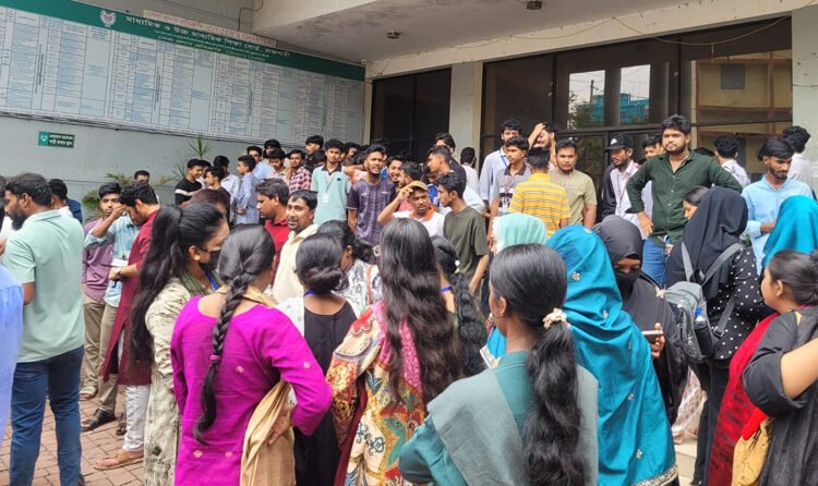 শিক্ষামন্ত্রীর পদত্যাগের দাবিতে রাজশাহী শিক্ষা বোর্ড ঘেরাও, সড়ক অবরোধ