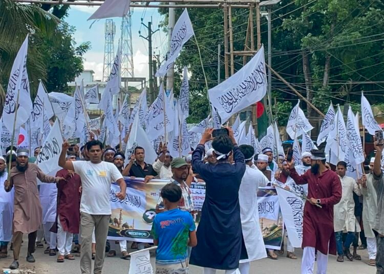 সদরপুরে কালেমা খচিত পতাকা নিয়ে বিক্ষোভ মিছিল