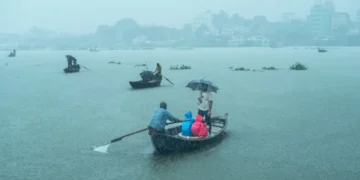 সন্ধ্যার মধ্যে ঢাকাসহ ১৩ অঞ্চলে বজ্রবৃষ্টির আভাস