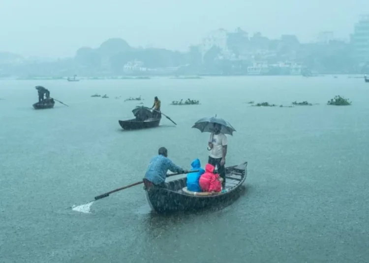 সন্ধ্যার মধ্যে ঢাকাসহ ১৩ অঞ্চলে বজ্রবৃষ্টির আভাস