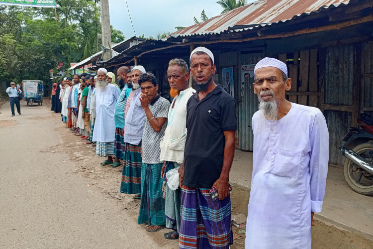 সফিবাদে স্বর্ণ আত্মসাৎকারী চক্রের বিরুদ্ধে এলাকাবাসীর মানববন্ধন