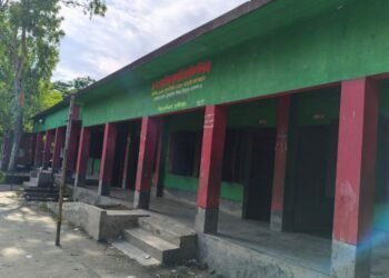 সিরাজদিখানের ভাড়ারিয়া সরকারি প্রাথমিক বিদ্যালয়ে ঝুঁকির মধ্যে শিক্ষা কার্যক্রম