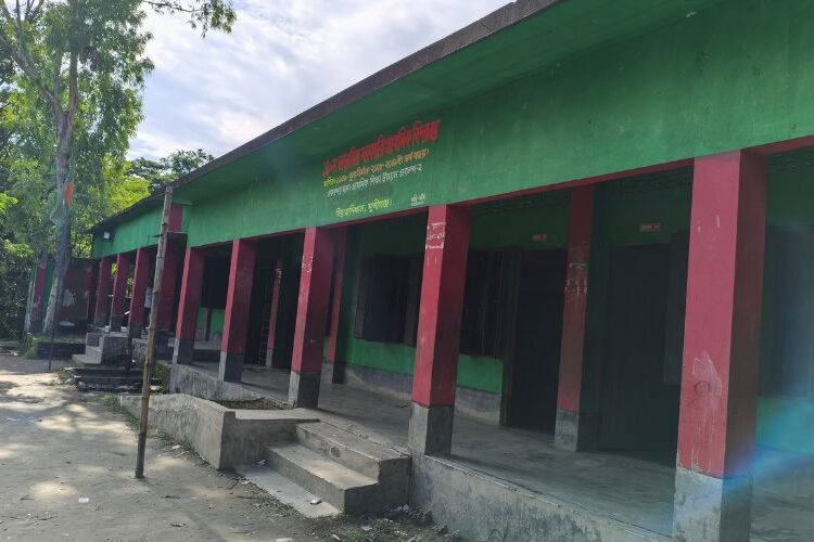 সিরাজদিখানের ভাড়ারিয়া সরকারি প্রাথমিক বিদ্যালয়ে ঝুঁকির মধ্যে শিক্ষা কার্যক্রম