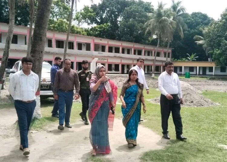 সুষ্ঠু ও নকলমুক্ত পরীক্ষা নিশ্চিত করতে দৌলতপুরের কেন্দ্র পরিদর্শনে জেলা প্রশাসক