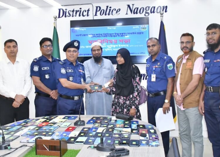 হারানো মোবাইল উদ্ধার করে মালিকদের মুখে হাসি ফুটাল নওগাঁ পুলিশ