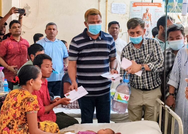 বান্দরবান সদর হাসপাতালে হাম আক্রান্ত রোগীদের পাশে জেলা বিএনপি 