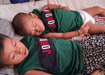 দুই শিশু এখনো জানে না, তাদের মা আর নেই