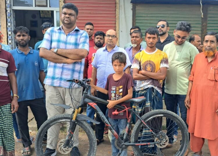 অর্থকষ্টে বিক্রি করা ছেলের সাইকেল ফিরিয়ে দিলেন ছাত্রদল নেতা