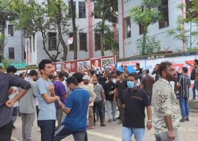 আলিয়া মাদ্রাসায় সিট দখল ঘিরে ছাত্রদল-শিবির সং'ঘর্ষ